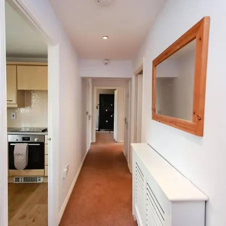 Snowberry Close - Contractors Long By Shortstayuk *