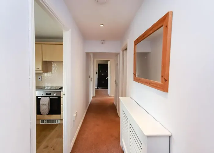 Snowberry Close - Contractors Long By Shortstayuk *