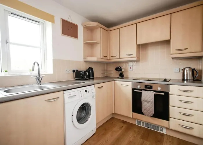 Snowberry Close - Contractors Long By Shortstayuk *