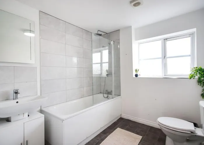 Snowberry Close - Contractors Long By Shortstayuk