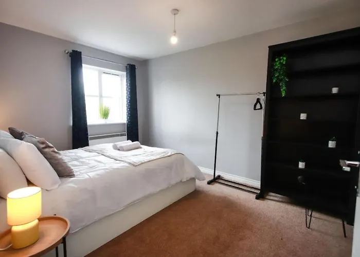 Snowberry Close - Contractors Long By Shortstayuk *