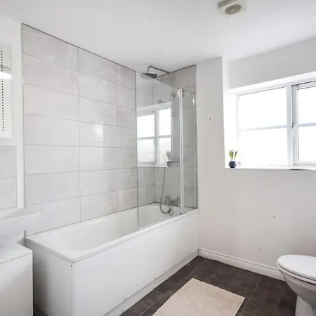 Snowberry Close - Contractors Long By Shortstayuk