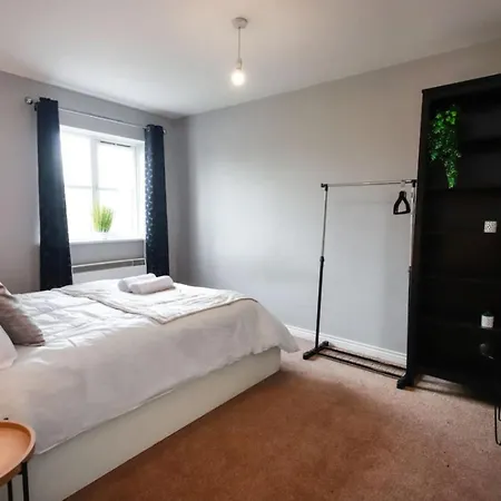 Snowberry Close - Contractors Long By Shortstayuk *